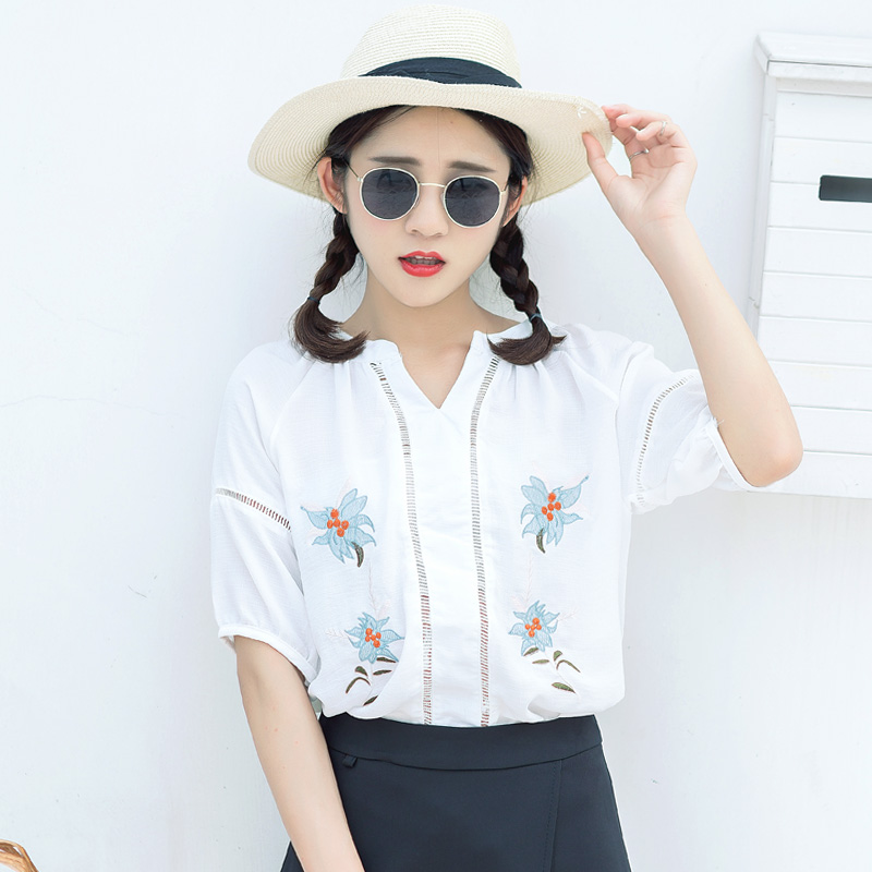 夏裝新款女裝復古刺繡花朵襯衫短袖V領學生鏤空寬松襯衣上衣
